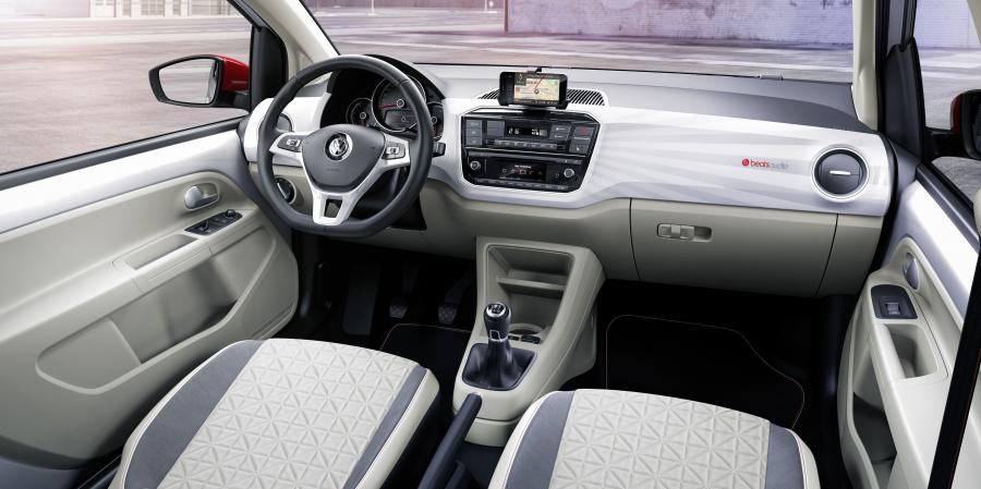  Volkswagen up! beats 2016 года  (фото 8 из 10)